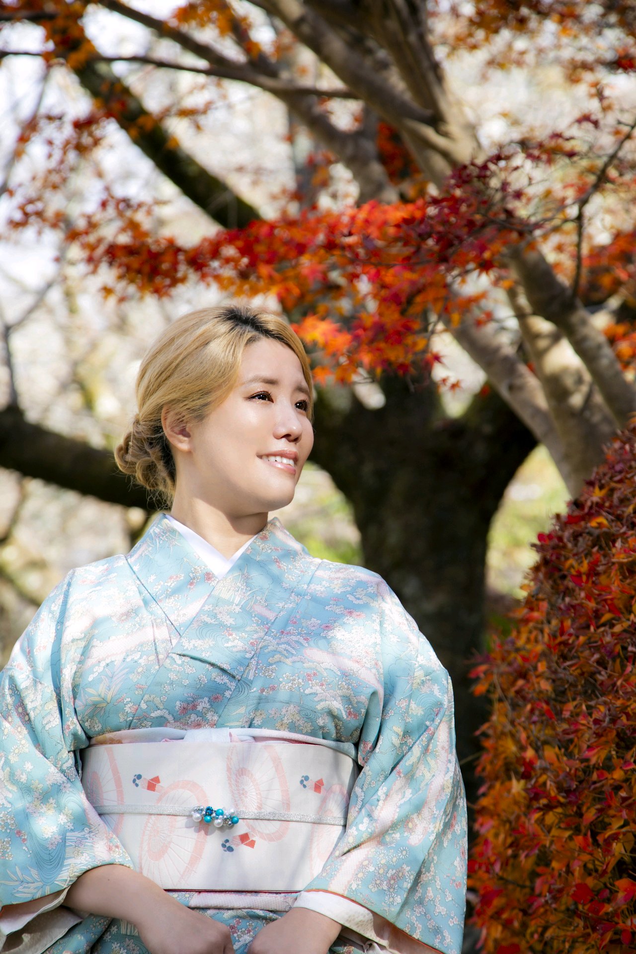 紅葉を背景にした着物ポートレート