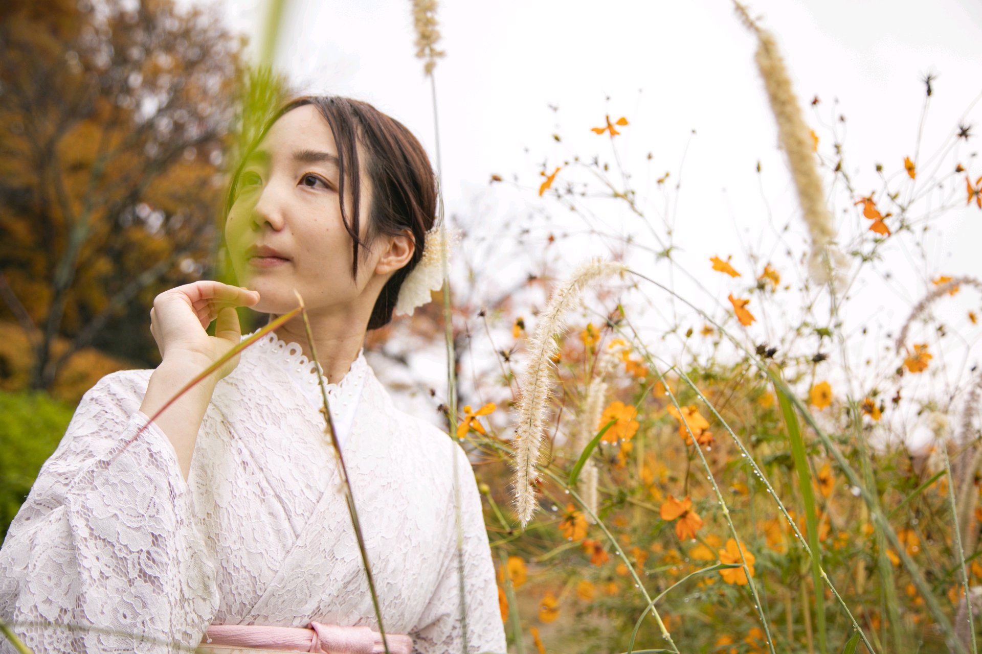 秋の草花と着物ポートレート