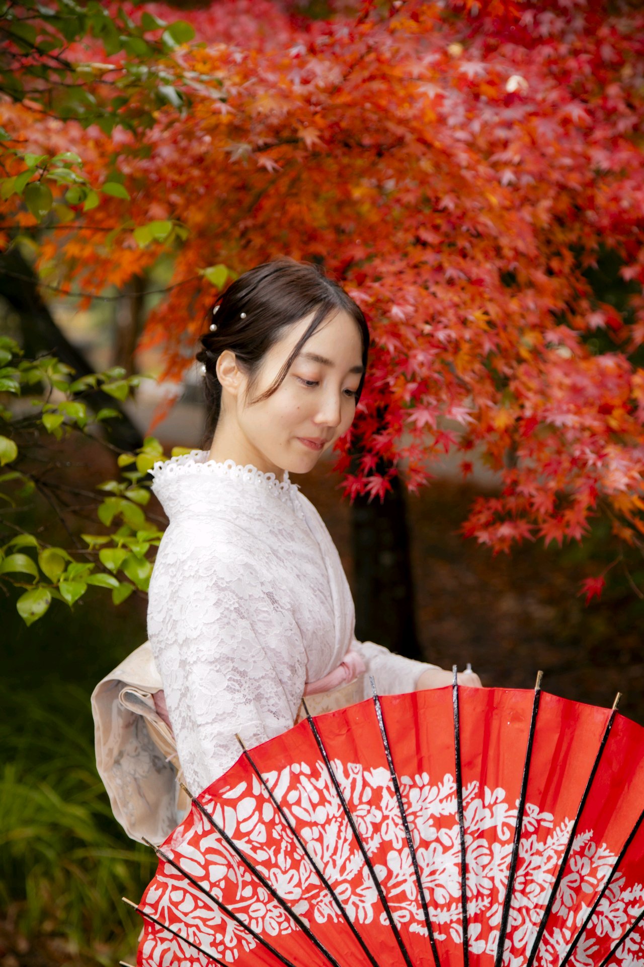 紅葉と赤い和傘