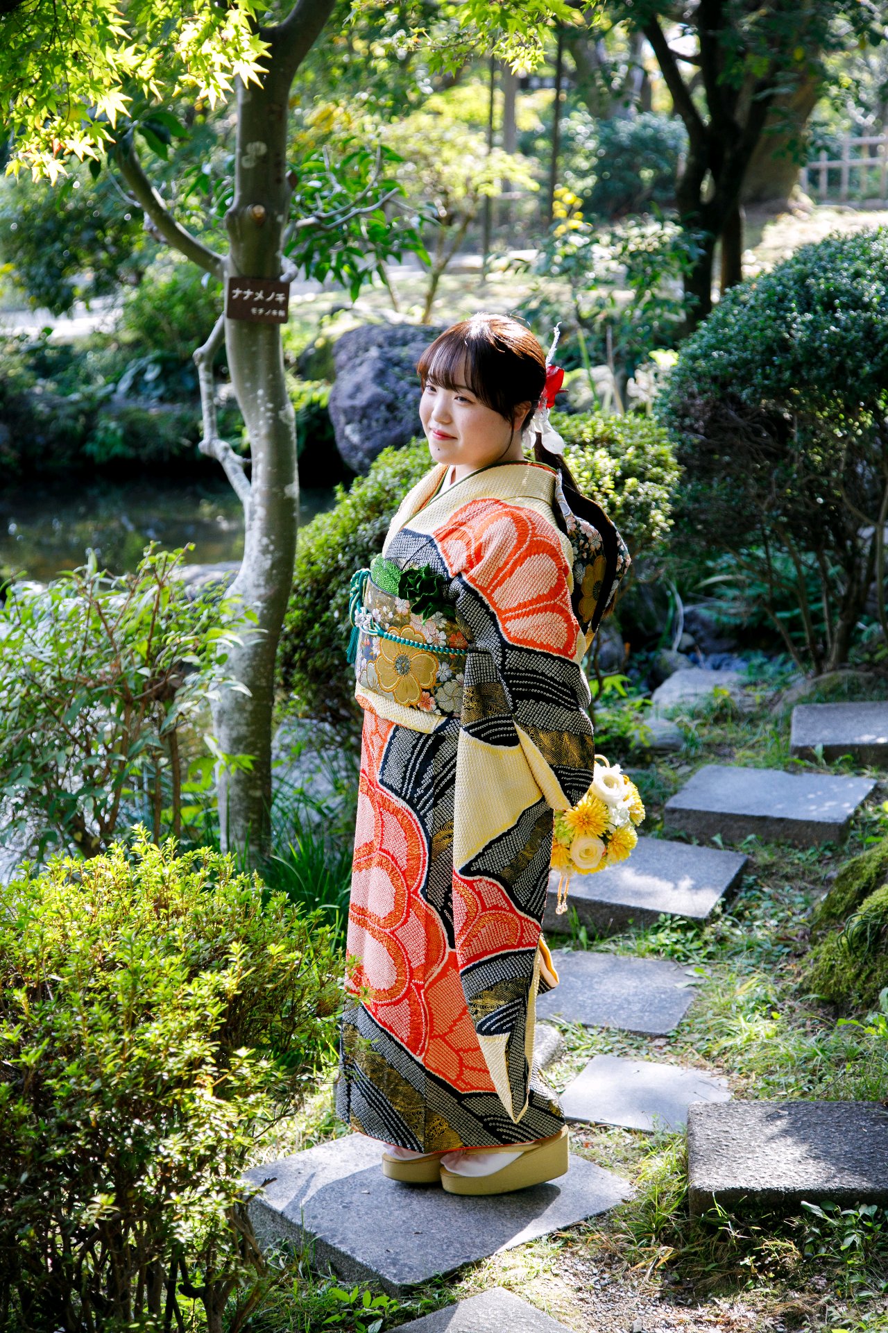 京都の庭園に立つ着物姿