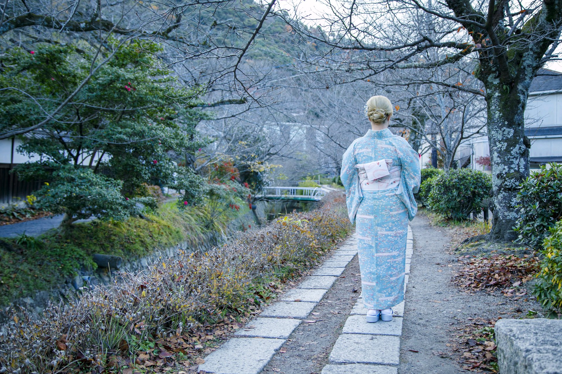 京都を歩く水色の着物姿
