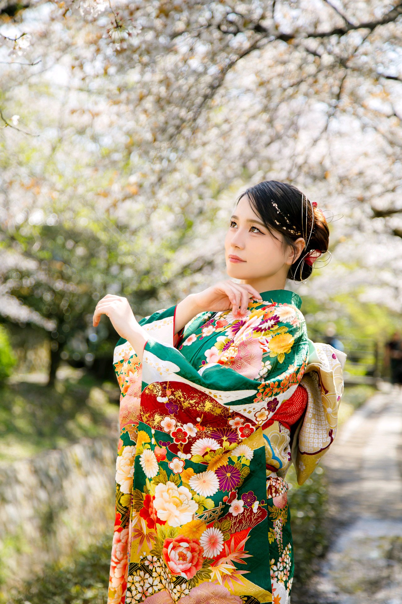 桜を背景にした着物ポートレート